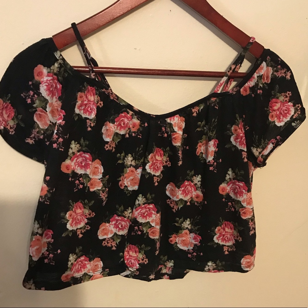 ⭐️5/25⭐️ Black floral crop top